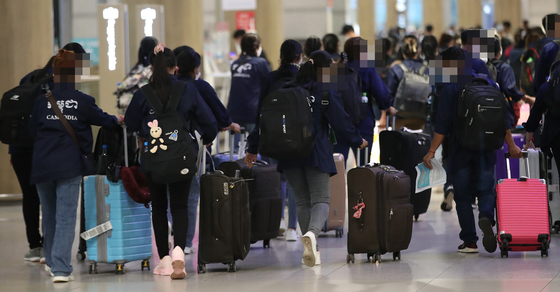 2022년 7월 인천국제공항 제1여객터미널 입국장에 고용허가제에 따른 비전문취업(E-9) 비자를 취득한 이주노동자가 입국하고 있다. 뉴스1