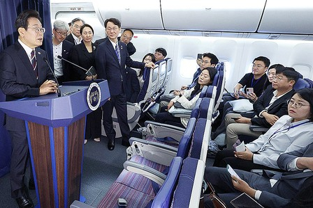 이재명 대통령이 6월 16일 주요 7개국(G7) 정상회의 참석을 위해 캐나다로 가던 공군 1호기 기자간담회에서 한·미 관세 협상에 대해 “최소한 다른 국가보다 더 불리한 상황에 처하지 않도록 하는 것이 중요한 과제”라고 강조했다. 일본은 최근 미국이 부과한 25% 상호관세를 15%로 낮추는 협상을 타결했다. [대통령실사진기자단]