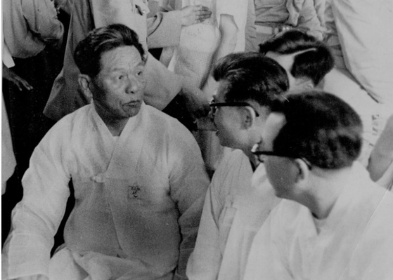진보당 사건으로 법정에 앉아 있는 조봉암(왼쪽)과 관계자들. 사진 민주화운동기념사업회 