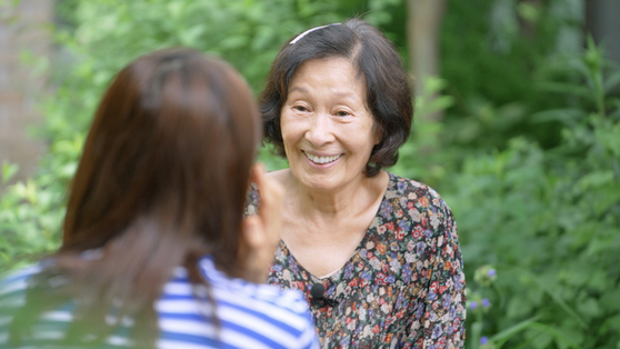 이효리와 대화를 나누고 있는 김혜자. 김혜자 배우는 연신 '만나게 되어 좋다'며 이효리를 환영했다. 사진 JTBC