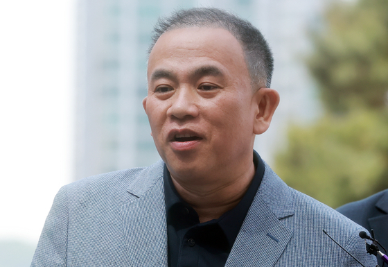 윤석열 전 대통령 부부 공천 개입 의혹의 핵심 인물인 명태균씨가 지난 4월 30일 오전 검찰 조사를 받기 위해 서울 서초구 서울고검 청사로 출석하며 취재진의 질문에 미소를 지으며 답하고 있다. 뉴스1