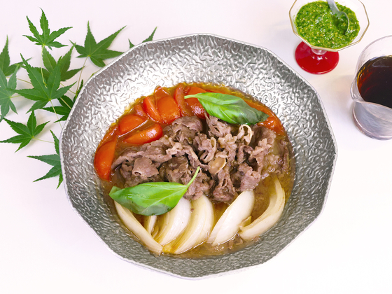 토마토와 바질로 여름의 맛을 더한 '토마토 육우 스키야키'. 사진 육우자조금관리위원회