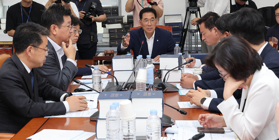 김주영 국회 환경노동위원회 소위원장(가운데)이 28일 국회에서 열린 노란봉투법(노동조합 및 노동관계조정법 2?3조 개정안) 관련 고용노동법안소위원회에서 발언을 하고 있다. 임현동 기자