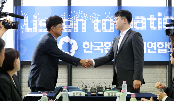 안기종 한국환자단체연합회 대표(왼쪽)와 한성존 대한전공의협의회 비상대책위원장이 28일 서울 영등포구 한국환자단체연합회에서 만나 인사를 나누고 있다. 뉴스1