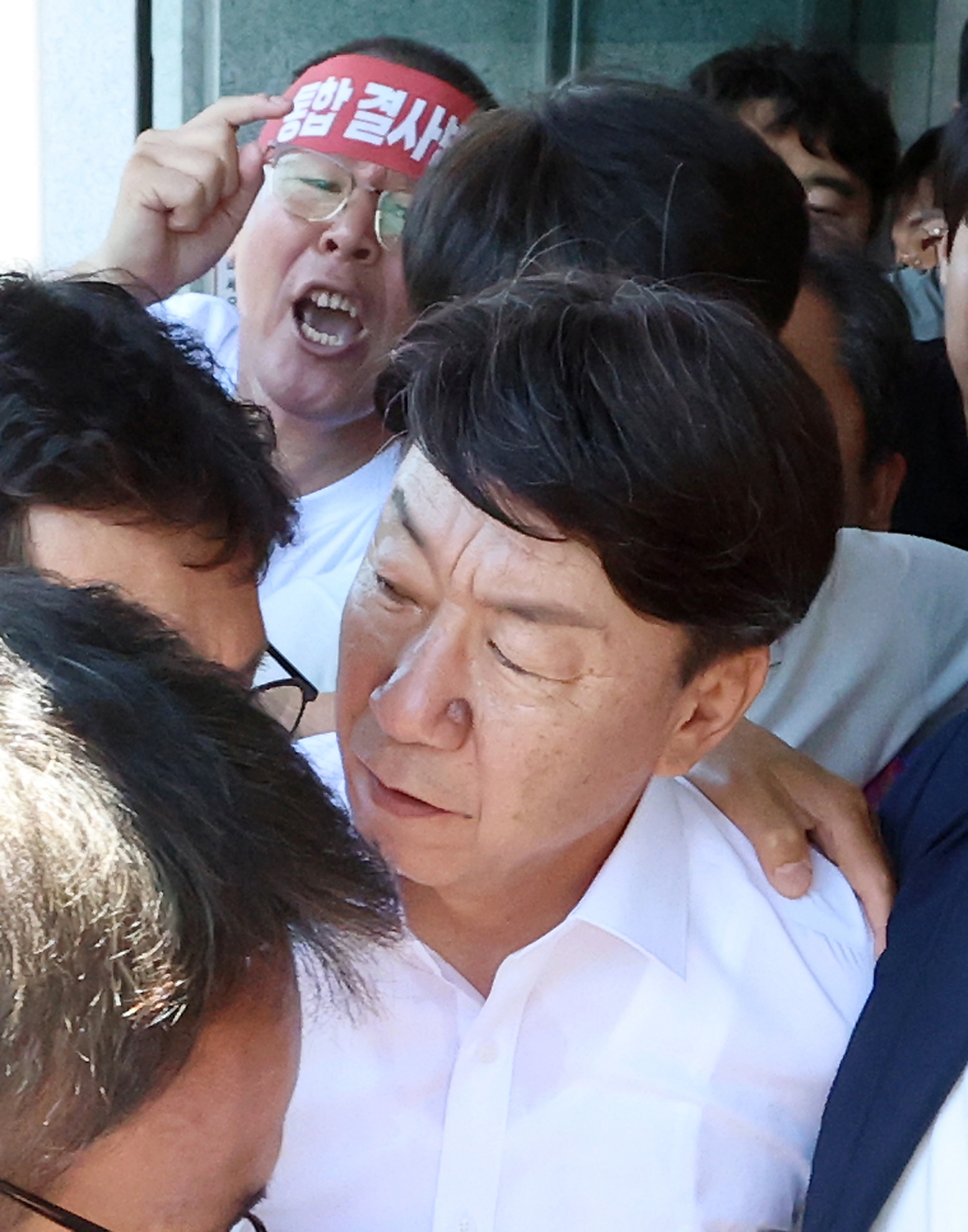 우범기 전주시장(가운데)이 25일 오전 11시 50분쯤 완주군 봉동의 한 식당에서 통합 반대 군민으로부터 ‘물벼락’을 맞고서 현장을 빠져나오고 있다. 사진 독자, 연합뉴스