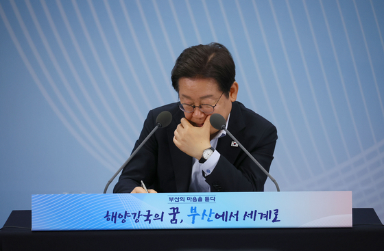 이재명 대통령이 25일 부산 부경대에서 타운홀 미팅 형식으로 열린 '국민소통 행보, 부산의 마음을 듣다'에서 참석자의 발언을 듣고 있다. 김현동 기자