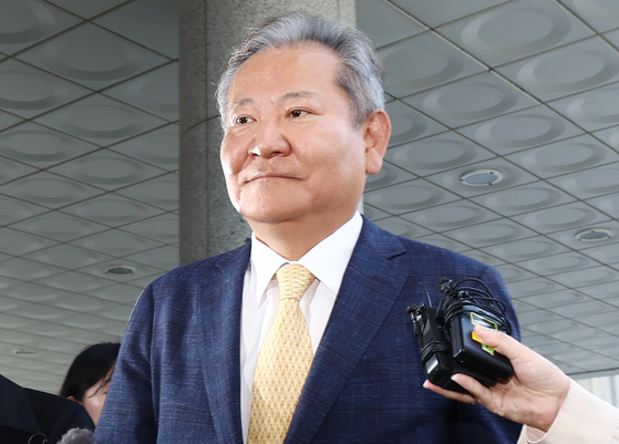 이상민 전 행정안전부 장관이 지난 25일 오전 서울 서초구 서울고검에 마련된 내란 특검팀 사무실에서 '언론사 단전·단수 의혹' 관련 피의자 조사를 받기 위해 출석하고 있다. 뉴스1