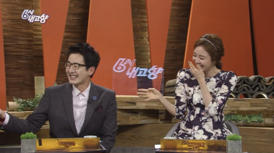 김재원 아나운서가 꼽은 방송 최대의 실수 장면 중 하나. 김 아나운서가 앉은 의자가 내려가면서 웃음을 줬다. 사진 KBS