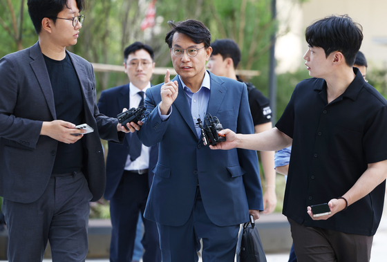 윤석열 전 대통령 부부의 공천 개입 의혹의 공범으로 지목된 윤상현 국민의힘 의원(가운데)이 27일 오전 ‘김건희 특검팀’으로 출석하고 있다. [연합뉴스]