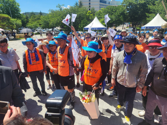 28일 오후 경북 경주시 경주화백컨벤션센터(HICO) 앞에 도착한 '왼발박사' 이범식씨가 시민들의 환영을 받고 있다. 김정석 기자
