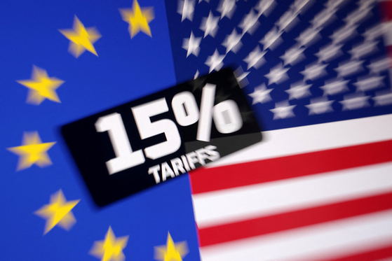 미국과 유럽연합(EU)은 27일(현지시간) 자동차를 포함한 EU산 제품에 대해 미국이 15%의 관세를 부과하는 내용의 무역 협정에 합의했다. 미국 성조기(오른쪽)와 EU기 사이에 ‘15% 관세’라는 문구가 적혀 있는 이미지. 로이터=연합뉴스