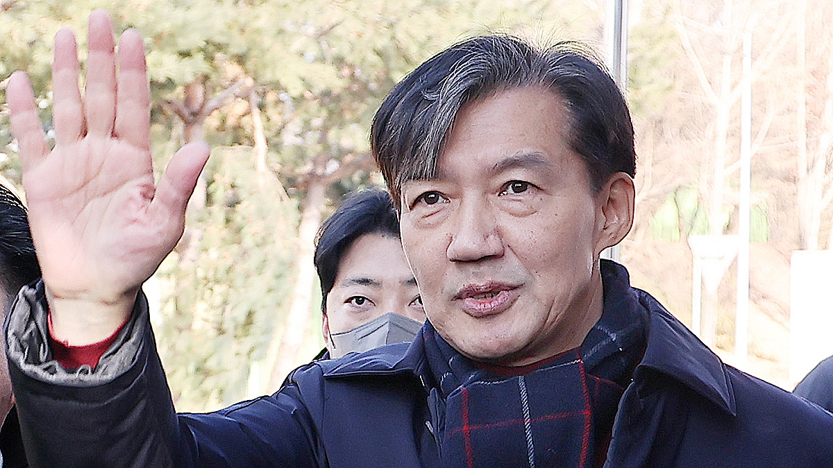조국 전 조국혁신당 대표가 지난해 12월 16일 오전 경기도 의왕 서울구치소 앞에서 수감되기 전 지지자들을 향해 손을 흔들고 있다. 연합뉴스