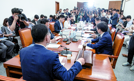 28일 국회 환경노동위원회 법안소위에서 노란봉투법(노조법 2·3조 개정안) 심사가 진행되고 있다. 연합뉴스