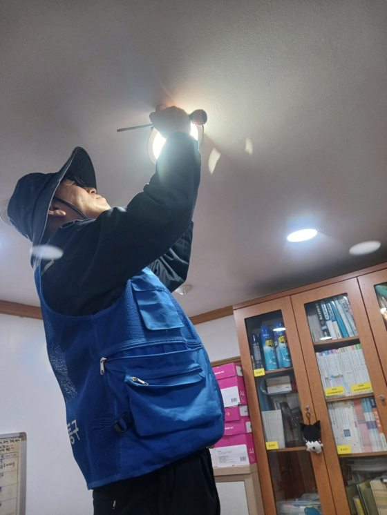 울산 동구 화정동 지킴이인 김창식씨가 형광등을 갈아주고 있다. 사진 울산 동구