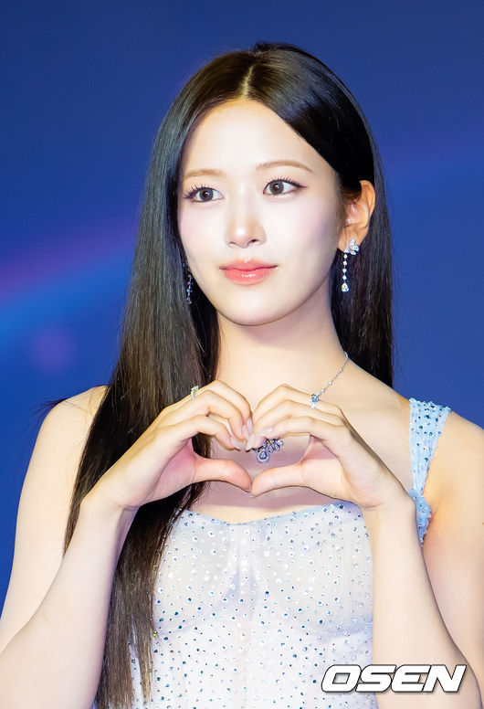 [OSEN=고양, 민경훈 기자] 26일 오후 경기도 고양시 일산서구 킨텍스 제1전시장에서 '2025 SBS 가요대전 Summer' 블루카펫 행사가 열렸다.아이브 안유진이 입장하며 포즈를 취하고 있다. 2025.07.26 / rumi@osen.co.kr