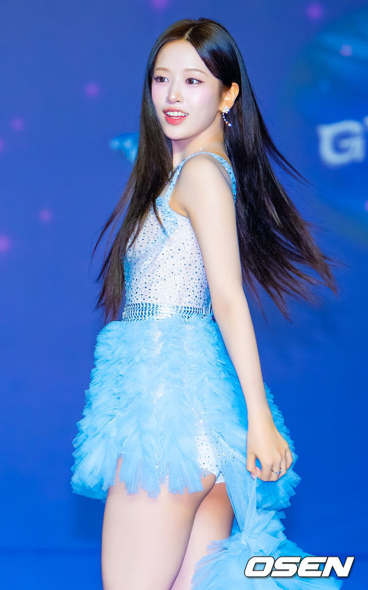 [OSEN=고양, 민경훈 기자] 26일 오후 경기도 고양시 일산서구 킨텍스 제1전시장에서 '2025 SBS 가요대전 Summer' 블루카펫 행사가 열렸다.아이브 안유진 입장하며 포즈를 취하고 있다. 2025.07.26 / rumi@osen.co.kr