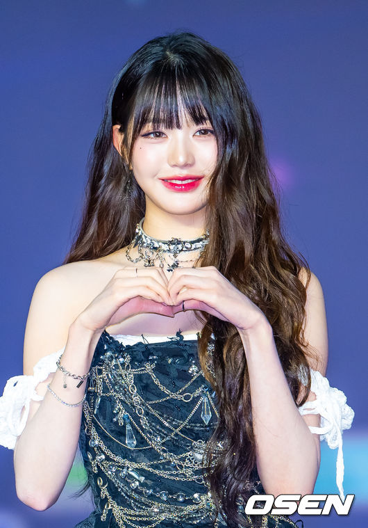 [OSEN=고양, 민경훈 기자] 26일 오후 경기도 고양시 일산서구 킨텍스 제1전시장에서 '2025 SBS 가요대전 Summer' 블루카펫 행사가 열렸다.아이브 장원영이 입장하며 포즈를 취하고 있다. 2025.07.26 / rumi@osen.co.kr