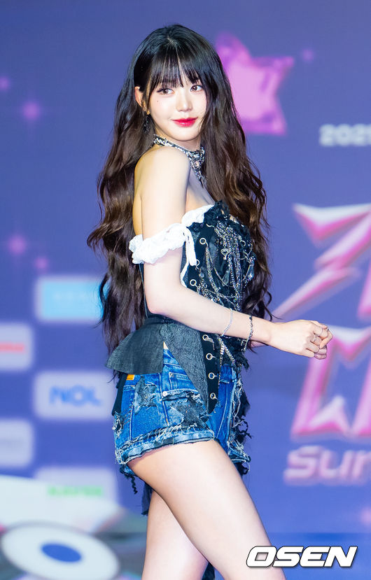 [OSEN=고양, 민경훈 기자] 26일 오후 경기도 고양시 일산서구 킨텍스 제1전시장에서 '2025 SBS 가요대전 Summer' 블루카펫 행사가 열렸다.아이브 장원영이 입장하며 포즈를 취하고 있다. 2025.07.26 / rumi@osen.co.kr