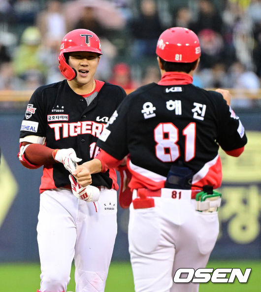 [OSEN=잠실, 지형준 기자] 프로야구 KIA 타이거즈가 19일 서울 잠실구장에서 열린 2025 신한 SOL뱅크 KBO리그 두산 베어스와의 시즌 2차전에서 8-4로 승리했다.KIA는 전날 1-7 완패를 설욕하며 시즌 10승 12패를 기록했다. 두산전 5연패, 잠실구장 4연패를 끊어냈다, 반면 최근 3연승이 좌절된 두산은 9승 12패가 됐다.9회초 무사에서 KIA 최원준이 좌익수 왼쪽 2루타를 날리며 윤해진 코치와 기뻐하고 있다. 2025.04.19 / jpnews@osen.co.kr