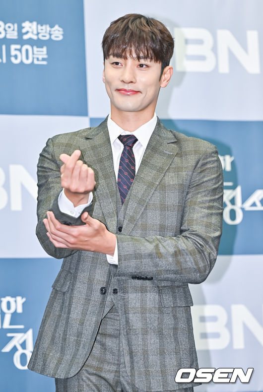 [OSEN=박준형 기자] 26일 오후 서울 상암동 스탠포드 호텔에서 종합편성채널MBN 새 주말 미니시리즈 ‘완벽한 결혼의 정석’(극본 임서라 연출 오상원) 제작발표회가 진행됐다.드라마 '완벽한 결혼의 정석'은 남편과 가족들에게 배신 당한 후 과거로 돌아와 복수를 위해 계약 결혼을 제안한 여자 한이주와 그녀의 복수를 돕기 위해 계약 결혼을 받아들인 남자 서도국의 아찔한 운명 개척 회귀 로맨스 복수극이다. 배우 성훈이 포즈를 취하고 있다 .  2023.10.26  / soul1014@osen.co.kr