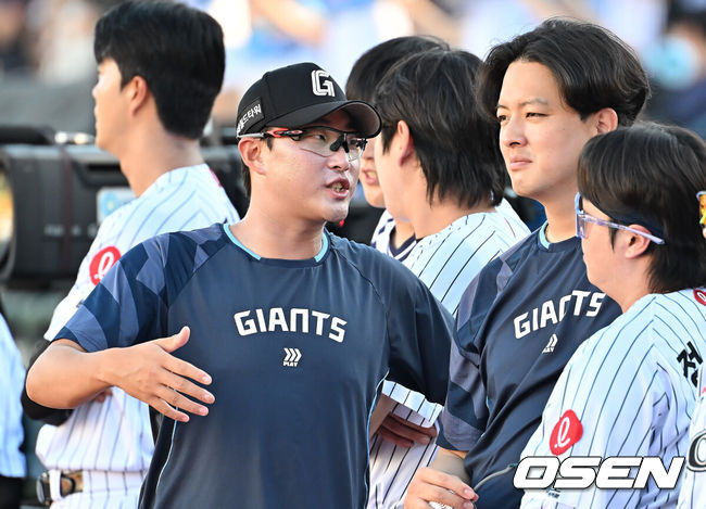 [OSEN=부산, 이석우 기자]  롯데 자이언츠 박세웅, 김원중 / foto0307@osen.co.kr