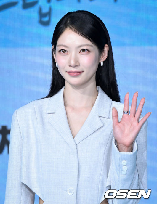[OSEN=조은정 기자]29일 오후 서울 상암동 쇼킹케이팝센터에서 채널A 새 토일드라마 ‘여행을 대신해 드립니다’ 제작발표회가 열렸다.이날 행사에는 배우 공승연, 유준상, 김재영, 홍수현, 오현중, 강솔 감독이 참석했다.배우 공승연이 포즈를 취하고 있다. 2025.07.29 /cej@osen.co.kr