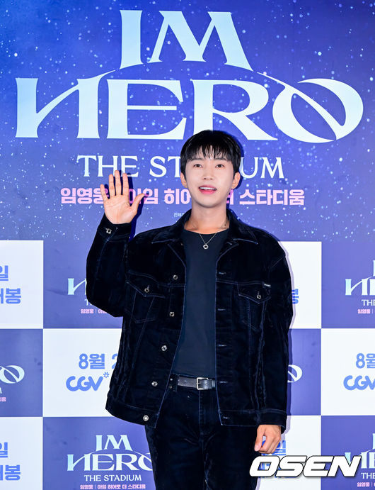 [OSEN=지형준 기자] 22일 오후 서울 CGV 용산 아이파크몰에서 영화 '임영웅 아임 히어로 더 스타디움' 언론시사회 및 무대인사가 열렸다.‘임영웅│아임히어로더스타디움’은지난5월약10만명의영웅시대와서울월드컵경기장을하늘빛으로가득채운임영웅의첫스타디움입성기를다룬영화로,공연실황과함께비하인드가그려진다.임영웅이 포토타임을 하고 있다. 2024.08.22 / jpnews@osen.co.kr