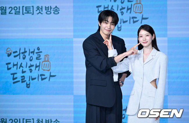 [OSEN=조은정 기자]29일 오후 서울 상암동 쇼킹케이팝센터에서 채널A 새 토일드라마 ‘여행을 대신해 드립니다’ 제작발표회가 열렸다.이날 행사에는 배우 공승연, 유준상, 김재영, 홍수현, 오현중, 강솔 감독이 참석했다.배우 김재영, 공승연이 포즈를 취하고 있다. 2025.07.29 /cej@osen.co.kr