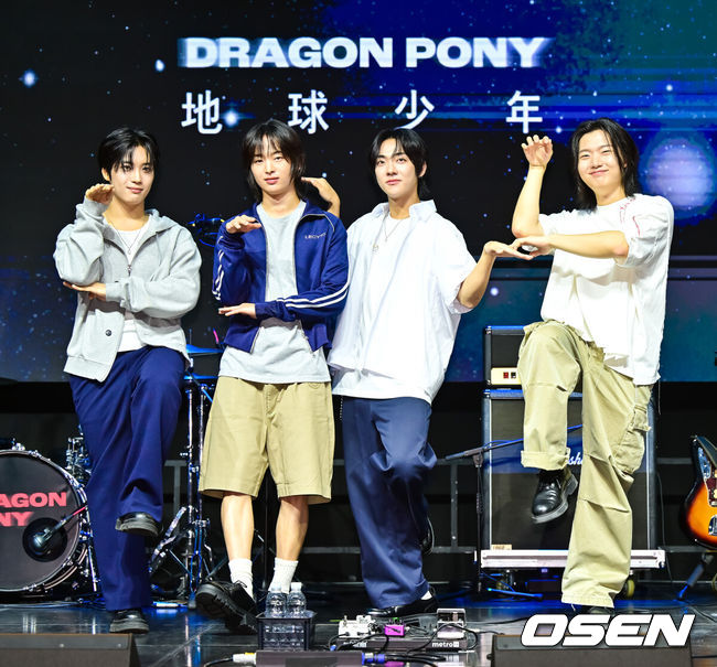 [OSEN=박준형 기자] 29일 오후 서울 서대문구 예스24 원더로크홀에서 밴드그룹 드래곤포니(Dragon Pony) 디지털 싱글 ‘지구소년’ 발매 쇼케이스가 진행됐다.‘지구소년’은 신호를 잃고 궤도를 벗어나 우주를 떠도는 비행선처럼, 방황하는 청춘의 내면을 담아낸 곡으로 드래곤포니가 그간 단독 콘서트와 페스티벌 무대를 통해 선공개한 곡이다. 이후 팬들의 정식 음원 발매 요청이 쏟아졌고, 드래곤포니는 팬들의 뜨거운 성원에 보답하고자 ‘지구소년’의 발매를 전격 결정했다.드래곤포니가 포즈를 취하고 있다.   2025.07.29 / soul1014@osen.co.kr