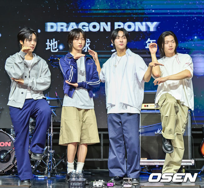 [OSEN=박준형 기자] 29일 오후 서울 서대문구 예스24 원더로크홀에서 밴드그룹 드래곤포니(Dragon Pony) 디지털 싱글 ‘지구소년’ 발매 쇼케이스가 진행됐다.‘지구소년’은 신호를 잃고 궤도를 벗어나 우주를 떠도는 비행선처럼, 방황하는 청춘의 내면을 담아낸 곡으로 드래곤포니가 그간 단독 콘서트와 페스티벌 무대를 통해 선공개한 곡이다. 이후 팬들의 정식 음원 발매 요청이 쏟아졌고, 드래곤포니는 팬들의 뜨거운 성원에 보답하고자 ‘지구소년’의 발매를 전격 결정했다.드래곤포니가 포즈를 취하고 있다.   2025.07.29 / soul1014@osen.co.kr