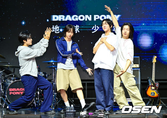 [OSEN=박준형 기자] 29일 오후 서울 서대문구 예스24 원더로크홀에서 밴드그룹 드래곤포니(Dragon Pony) 디지털 싱글 ‘지구소년’ 발매 쇼케이스가 진행됐다.‘지구소년’은 신호를 잃고 궤도를 벗어나 우주를 떠도는 비행선처럼, 방황하는 청춘의 내면을 담아낸 곡으로 드래곤포니가 그간 단독 콘서트와 페스티벌 무대를 통해 선공개한 곡이다. 이후 팬들의 정식 음원 발매 요청이 쏟아졌고, 드래곤포니는 팬들의 뜨거운 성원에 보답하고자 ‘지구소년’의 발매를 전격 결정했다.생일 맞은 드래곤포니 멤버 고강훈이 멤버들의 축하속 포즈를 취하고 있다.   2025.07.29 / soul1014@osen.co.kr