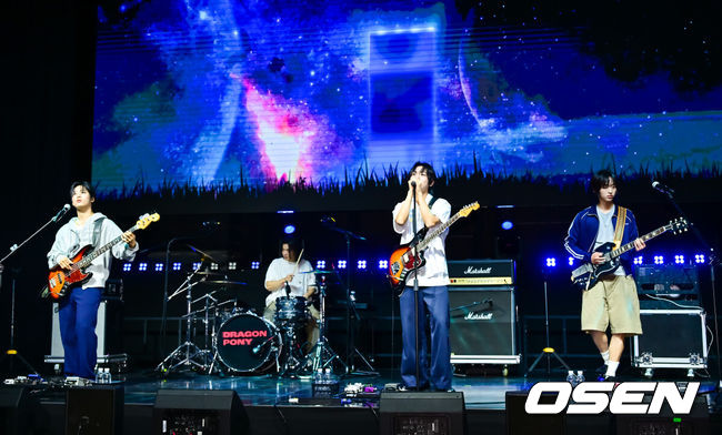 [OSEN=박준형 기자] 29일 오후 서울 서대문구 예스24 원더로크홀에서 밴드그룹 드래곤포니(Dragon Pony) 디지털 싱글 ‘지구소년’ 발매 쇼케이스가 진행됐다.‘지구소년’은 신호를 잃고 궤도를 벗어나 우주를 떠도는 비행선처럼, 방황하는 청춘의 내면을 담아낸 곡으로 드래곤포니가 그간 단독 콘서트와 페스티벌 무대를 통해 선공개한 곡이다. 이후 팬들의 정식 음원 발매 요청이 쏟아졌고, 드래곤포니는 팬들의 뜨거운 성원에 보답하고자 ‘지구소년’의 발매를 전격 결정했다.드래곤포니가 멋진 무대를 펼치고 있다.  2025.07.29 / soul1014@osen.co.kr