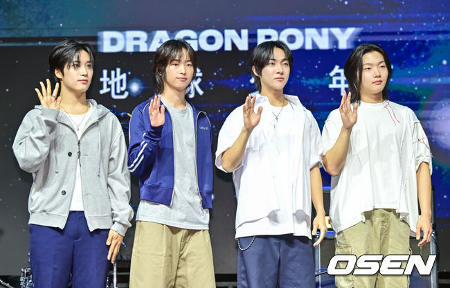[OSEN=박준형 기자] 29일 오후 서울 서대문구 예스24 원더로크홀에서 밴드그룹 드래곤포니(Dragon Pony) 디지털 싱글 ‘지구소년’ 발매 쇼케이스가 진행됐다.‘지구소년’은 신호를 잃고 궤도를 벗어나 우주를 떠도는 비행선처럼, 방황하는 청춘의 내면을 담아낸 곡으로 드래곤포니가 그간 단독 콘서트와 페스티벌 무대를 통해 선공개한 곡이다. 이후 팬들의 정식 음원 발매 요청이 쏟아졌고, 드래곤포니는 팬들의 뜨거운 성원에 보답하고자 ‘지구소년’의 발매를 전격 결정했다.드래곤포니가 포즈를 취하고 있다.   2025.07.29 / soul1014@osen.co.kr