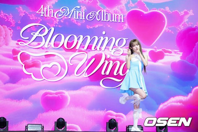[OSEN=조은정 기자]최예나의 네 번째 미니앨범 ‘Blooming Wings(블루밍 윙스)’ 발매 기념 쇼케이스가 29일 오후 서울 용산구 블루스퀘어 SOL트래블홀에서 열렸다.이번 앨범의 타이틀곡 ‘착하다는 말이 제일 싫어’는 화려한 스트링과 악기들이 한여름 불꽃놀이처럼 펼쳐지는 곡이다. 최예나가 작사에 참여했고, 사랑하는 사람에게 그저 착하고 좋은 사람이 되고 싶었던 순수한 마음과 이별 후의 아픔, 사랑하며 겪는 모든 감정을 “착하다는 말이 제일 싫어”라는 한 마디에 함축해 듣는 이에게 여운과 공감을 전한다.최예나가 포즈를 취하고 있다. 2025.07.29 /cej@osen.co.kr