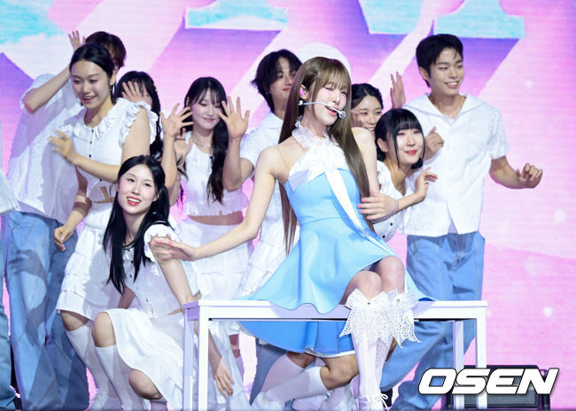 [OSEN=조은정 기자]최예나의 네 번째 미니앨범 ‘Blooming Wings(블루밍 윙스)’ 발매 기념 쇼케이스가 29일 오후 서울 용산구 블루스퀘어 SOL트래블홀에서 열렸다.이번 앨범의 타이틀곡 ‘착하다는 말이 제일 싫어’는 화려한 스트링과 악기들이 한여름 불꽃놀이처럼 펼쳐지는 곡이다. 최예나가 작사에 참여했고, 사랑하는 사람에게 그저 착하고 좋은 사람이 되고 싶었던 순수한 마음과 이별 후의 아픔, 사랑하며 겪는 모든 감정을 “착하다는 말이 제일 싫어”라는 한 마디에 함축해 듣는 이에게 여운과 공감을 전한다.최예나가 멋진 무대를 선보이고 있다. 2025.07.29 /cej@osen.co.kr