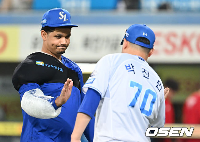 [OSEN=대구, 이석우 기자] 23일 대구삼성라이온즈파크에서 2025 신한 SOL 뱅크 KBO 리그 삼성 라이온즈와 SSG 랜더스의 경기가 열렸다. 홈팀 삼성은 가라비토가, 방문팀 SSG는 김건우가 선발 출전했다. 삼성 라이온즈 가라비토가 SSG 랜더스에 9-0으로 승리한 후 박진만 감독의 첫승을 축하를 받고 있다. 2025.07.23 / foto0307@osen.co.kr