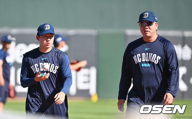 [OSEN=부산, 이석우 기자] 29일 부산 사직야구장에서 2025 신한 SOL 뱅크 KBO 리그 롯데 자이언츠와 NC 다이노스의 경기가 열린다. 홈팀 롯데는 박세웅이, 방문팀 NC는 로건이 선발 출전한다.KIA에서 NC로 트레이드된 최원준(왼쪽)과 이우성이 훈련을 하고 있다. 2025.07.29 / foto0307@osen.co.kr