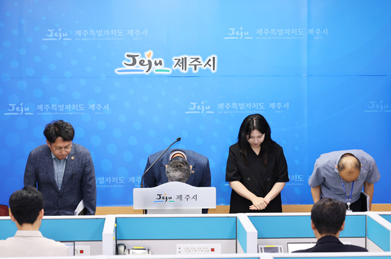 사과문을 발표한 김완근(왼쪽 두번째) 제주시장. 사진 제주시