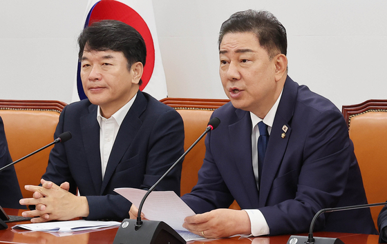 김병기 더불어민주당 대표 직무대행 겸 원내대표(오른쪽)가 29일 국회에서 열린 원내대책회의에서 모두발언을 하고 있다. 왼쪽은 문진석 원내운영수석부대표. 임현동 기자