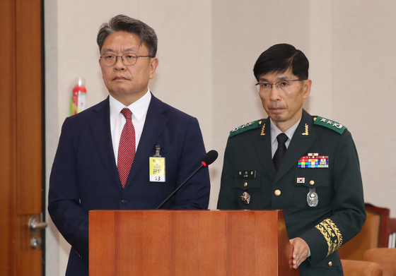 이시원 전 대통령실 공직기강비서관(왼쪽은 오는 31일 직권남용 권리행사 방해 혐의로 특검조사를 받는다. 뉴스1