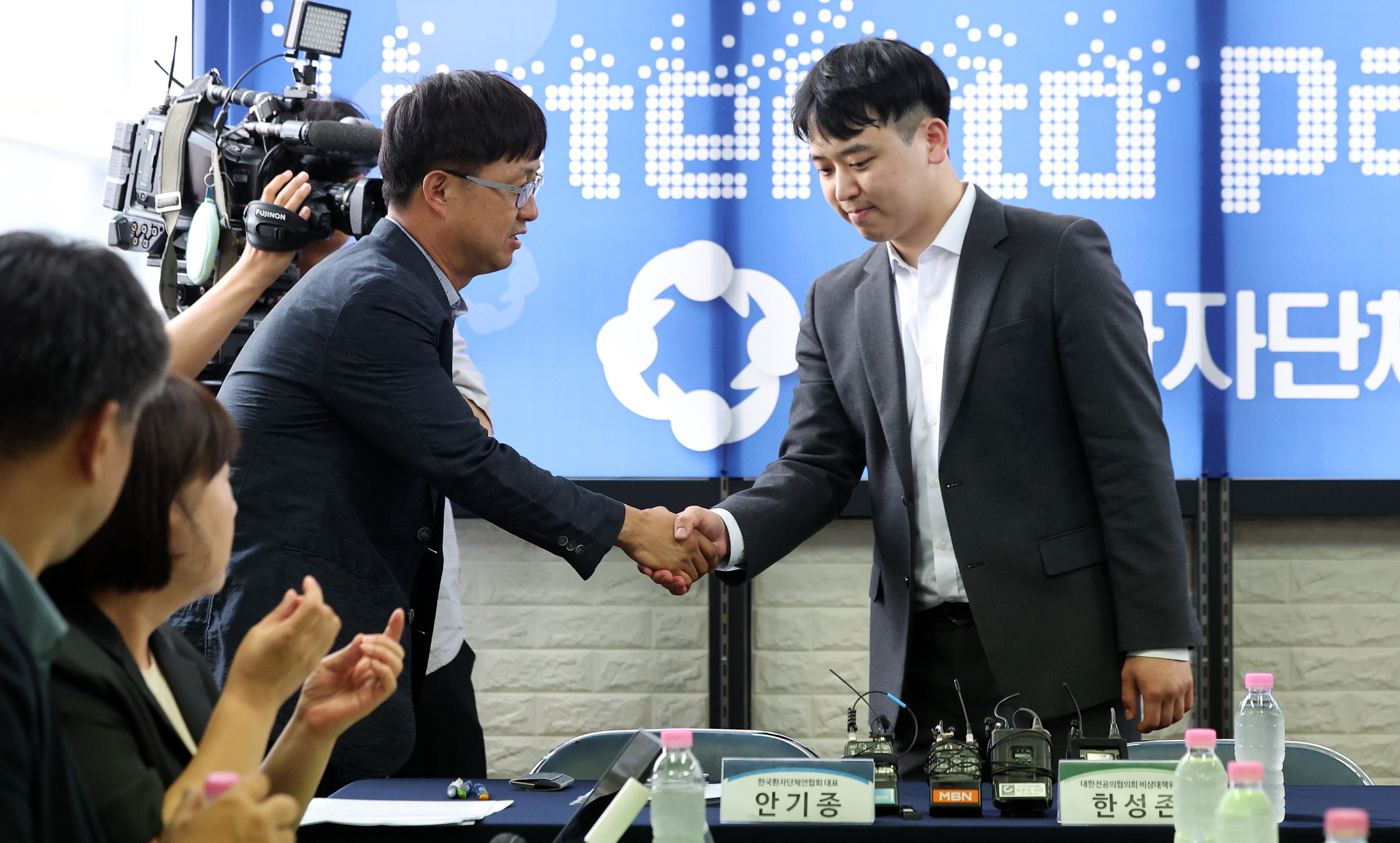 안기종 한국환자단체연합회 대표(왼쪽)와 한성존 대한전공의협의회 비상대책위원장이 28일 서울 영등포구 한국환자단체연합회에서 환자, 전공의 각 입장과 상황을 이야기하기 위해 만나 인사를 나누고 있다. 뉴스1