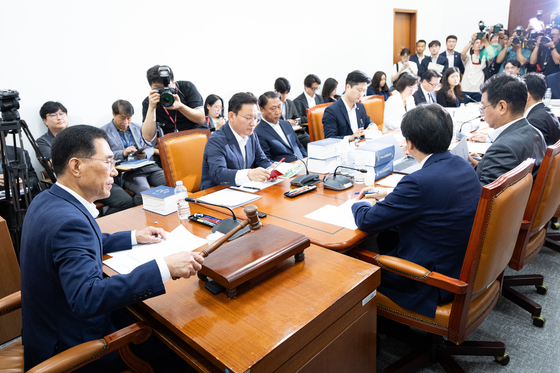 김주영 국회 환경노동위원회 고용노동법안심사소위원장(왼쪽)이 28일 서울 여의도 국회에서 제1차 법안심사 소위원회를 주재하고 있다. [뉴스1]