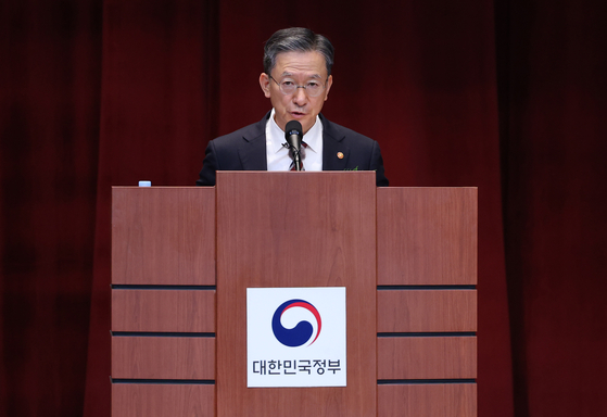 정성호 신임 법무부 장관이 21일 오전 경기 과천시 정부과천청사에서 열린 취임식에서 취임사를 하고 있다. 뉴스1