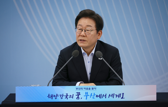 이재명 대통령이 지난 25일 부산 부경대에서 타운홀 미팅 형식으로 진행한 '국민소통 행보, 부산의 마음을 듣다' 간담회를 하고 있다. 대통령실사진기자단