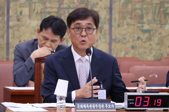 최휘영 문화체육관광부 장관 후보자가 29일 서울 여의도 국회 문화체육관광위원회에서 열린 인사청문회에 출석해 의원 질의에 답하고 있다. 최 후보자는 이날 자녀 특혜 취업 의혹 등을 부인했다. 뉴스1