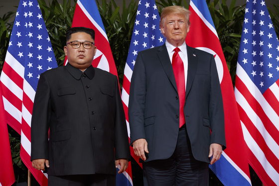 2018년 6월 싱가포르에서 도널드 트럼프 미 대통령과 김정은 북한 국무위원장이 회담하는 모습. AP=연합뉴스