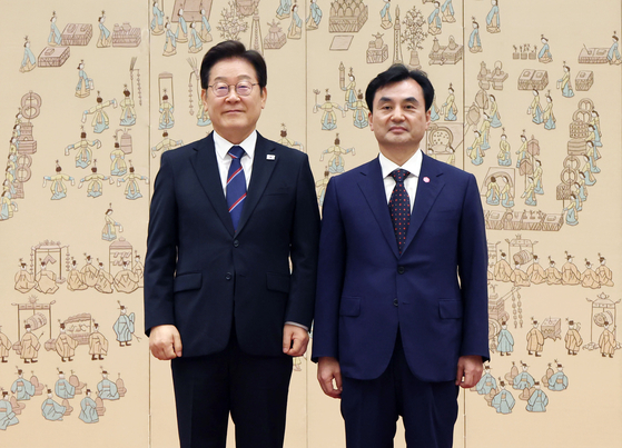이재명 대통령(왼쪽)이 28일 서울 용산 대통령실 청사에서 안규백 신임 국방부 장관에게 임명장을 수여한 뒤 기념촬영 하고 있다. 대통령실사진기자단