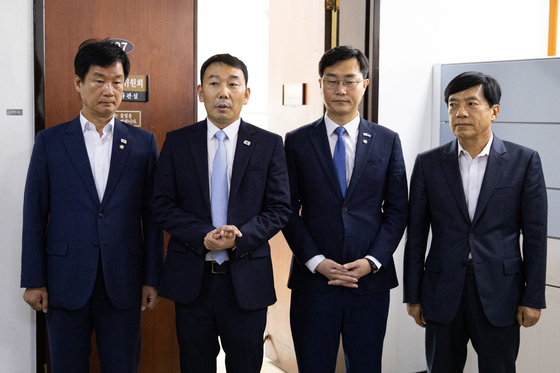 국회 법제사법위원회 더불어민주당 위원들이 지난 28일 서울 여의도 국회에서 '집중투표제 의무' 등을 담은 상법 개정안을 법안심사제1소위원회에서 단독 처리한 후 취재진과 만나 질의응답을 하고 있다. 왼쪽부터 더불어민주당 박균택, 김용민, 장경태, 이성윤 의원. 뉴스1