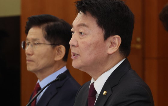 6.3 대선 전인 5월 22일 안철수 당시 국민의힘 공동선거대책위원장이 22일 오전 서울 여의도 한국거래소에서 열린 중앙선거대책위원회 현장 회의에 참석해 발언하고 있다. 옆은 당시 김문수 대선후보. 임현동 기자