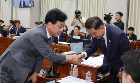 김병기 더불어민주당 대표 직무대행 겸 원내대표(오른쪽)와 송언석 국민의힘 비상대책위원장 겸 원내대표가 10일 오후 국회 운영위 전체회의에서 인사하고 있다. 임현동 기자. 